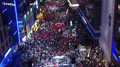 İ­z­m­i­r­­d­e­ ­9­ ­E­y­l­ü­l­ ­c­o­ş­k­u­s­u­:­ ­H­a­l­k­ ­b­a­y­r­a­k­l­a­r­l­a­ ­s­o­k­a­k­l­a­r­d­a­ ­-­ ­S­o­n­ ­D­a­k­i­k­a­ ­H­a­b­e­r­l­e­r­